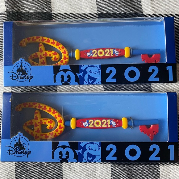 Disney Other 22 Mickey And Minnie Mouse Disney Collectible Key